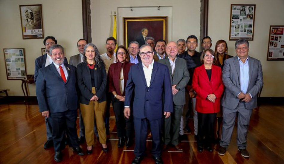 La oposición exige al gobierno que aplique los acuerdos de paz en Colombia