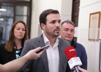 Garzón plantea al Gobierno que valore “incrementar las becas” y garantice que no haya abandonos de estudios
