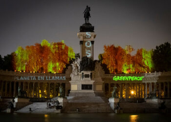 Greenpeace “incendia” el Retiro de Madrid para alertar sobre la crisis forestal mundial