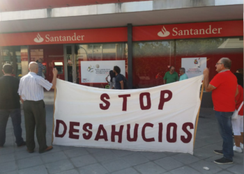 Concentración en la puerta del Banco Santander en el barrio de la Chana