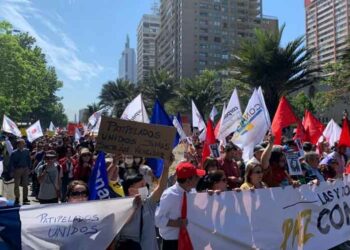 Arranca multitudinaria marcha contra el gobierno de Chile. Violenta detención de militantes comunistas