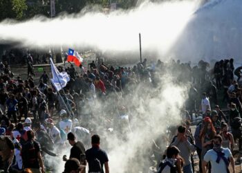 Gobierno propone diálogo ante protestas populares en Chile