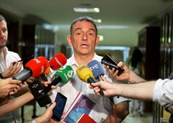 Enrique Santiago hace un claro llamamiento “a la derecha política y a la derecha judicial para que cumplan de una vez la ley” en la renovación del CGPJ y del Constitucional