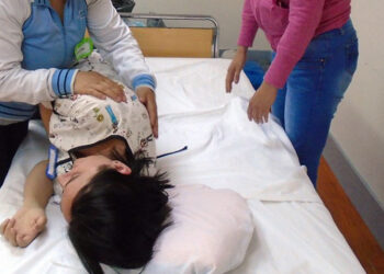 Adelante denuncia la desprotección de una madre, trabajadora del Ayuntamiento de Sevilla y con una hija enferma grave