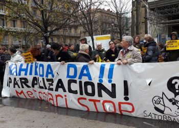Vecinos de San Sebastián se manifiestan contra las obras del Metro tras el derrumbe en la avenida Zarautz