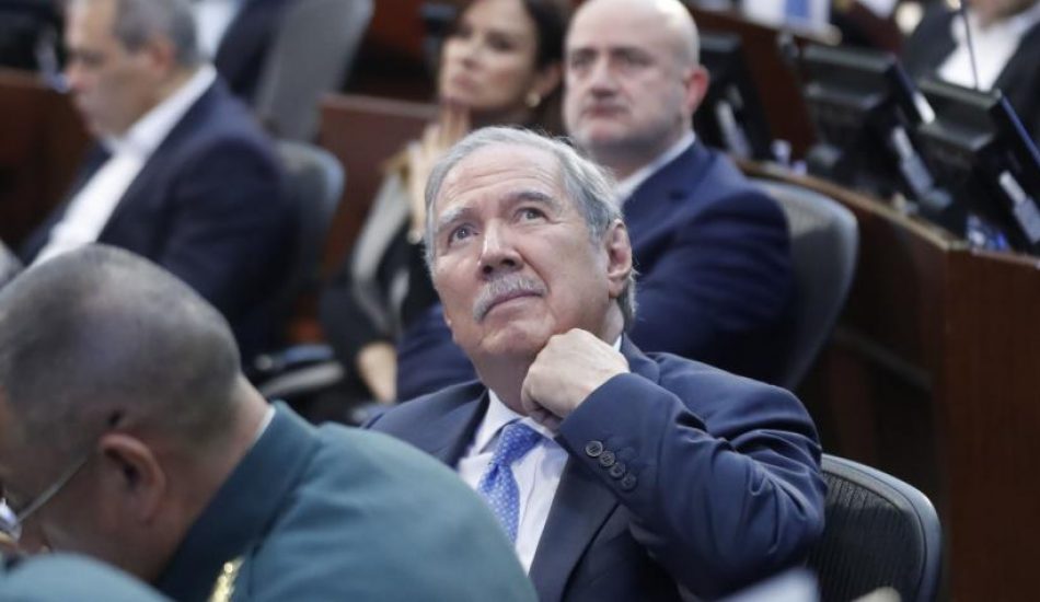 Dimite el Ministro de Defensa colombiano Guillermo Botero tras el escándalo del asesinato de menores
