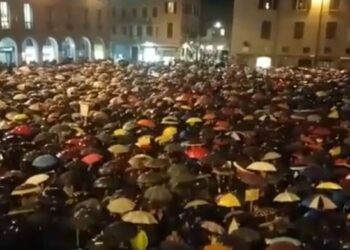 7.000 personas cantan en Módena el himno antifascista «Bella Ciao» frente a Matteo Salvini