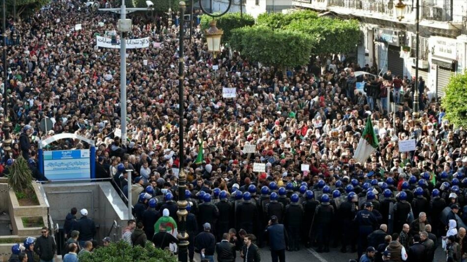 Masivas manifestaciones antigubernamentales en Argelia