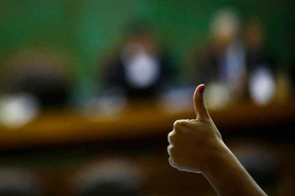 Diputados chilenos dan espacio a mujeres e indígenas en constituyente