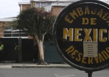 El gobierno abrirá una investigación tras el incidente en la embajada mexicana en La Paz