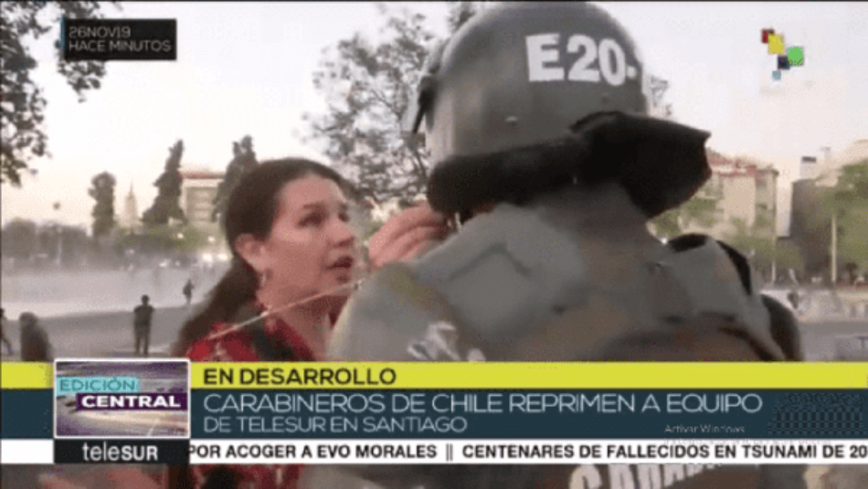 Carabineros de Chile reprimen equipo periodístico de TeleSUR en Santiago
