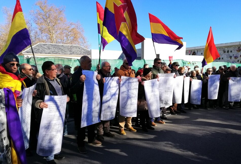 Activistas de la memoria “reponen” los nombres de las víctimas retirados por el Ayuntamiento en el Memorial Cementerio del Este de Madrid