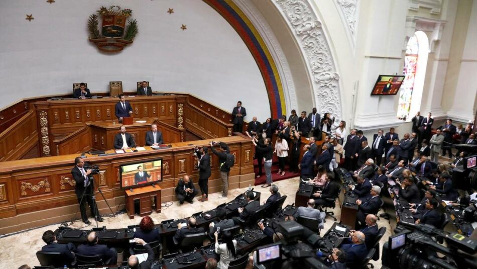 Luis Parra asume el liderazgo de la Asamblea Nacional de Venezuela en confrontación con Juan Guaidó