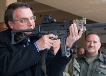 Bolsonaro busca facilitar la venta de armas en Brasil