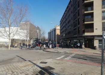 Oposición vecinal a las obras de una nueva gasolinera que se alzará a menos de 30 metros de las viviendas del PAU de Carabanchel