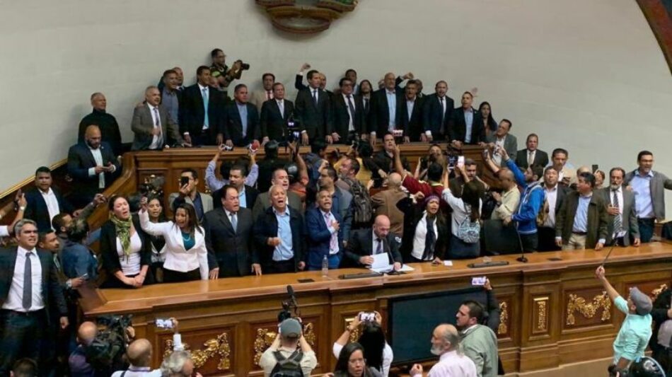 Guaidó y Cía entran a la fuerza en el hemiciclo Legislativo