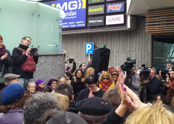 Pamela Valenciano representa su monólogo «No solo duelen los golpes» frente a la Asamblea de Madrid, tras su censura