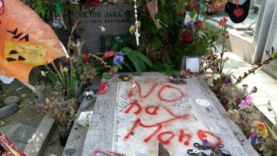 Grupo de extrema derecha vandaliza tumba de Víctor Jara en el Cementerio General de Santiago