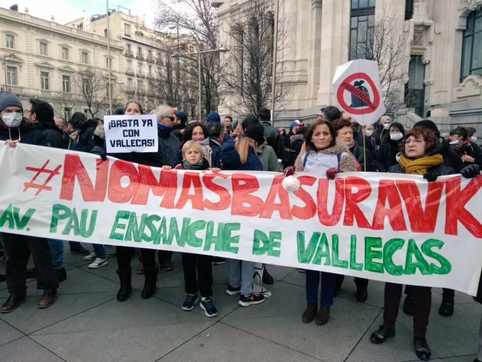 Cientos de vecinos de Vallecas trasladan la protesta contra Valdemingómez al ayuntamiento de Madrid
