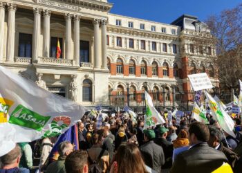 Amigos de la Tierra rompe una azada a favor del campo