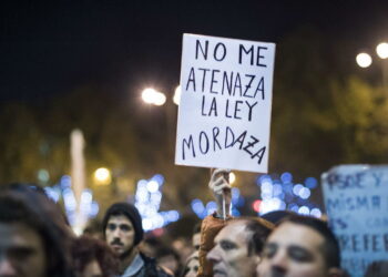 Enrique Santiago reclama a Grande-Marlaska en el Congreso promover una “política europea de inmigración justa” en la que es “imprescindible una nueva Ley de Asilo”