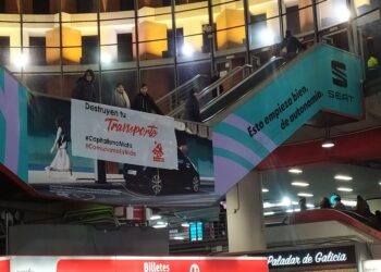 Militantes del PCM protestan en la estación de Metro de Atocha por la deficiente situación del transporte público en Madrid