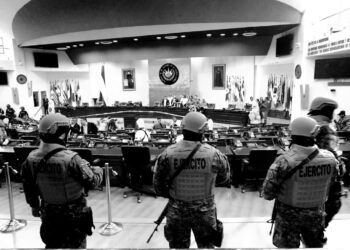 Presidente de El Salvador militariza parlamento