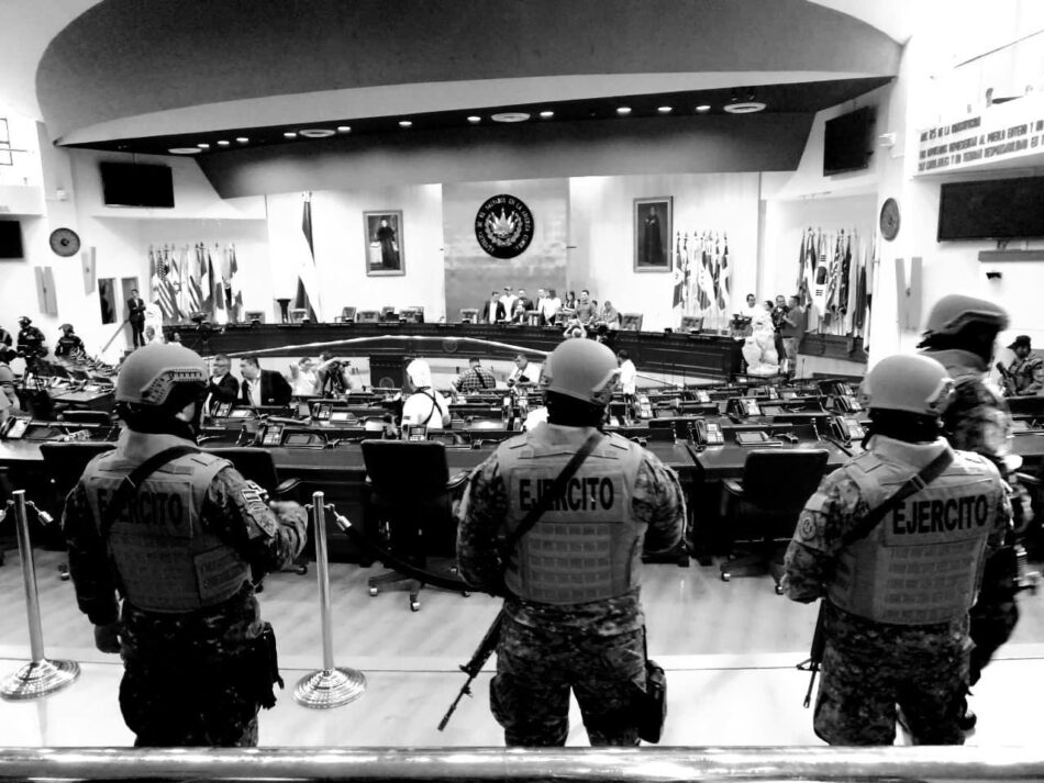 Presidente de El Salvador militariza parlamento