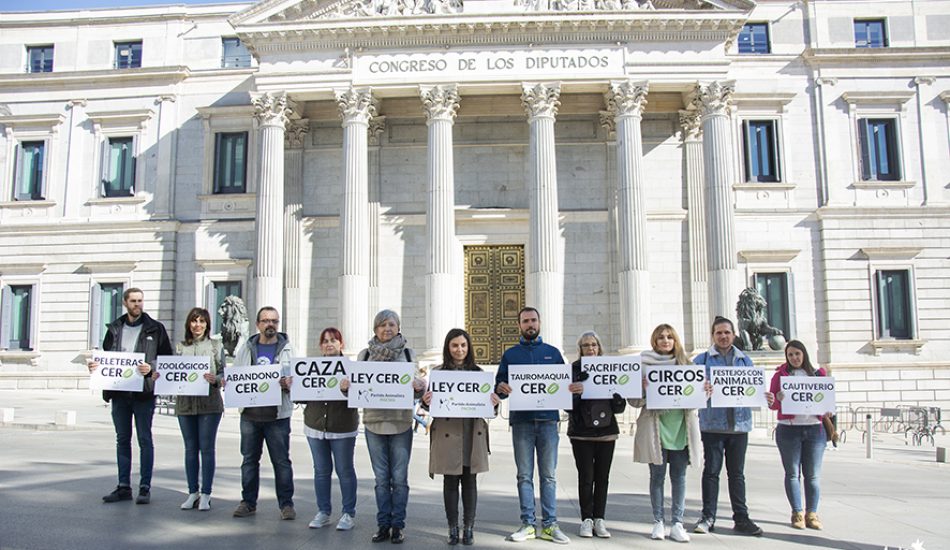PACMA acude al Congreso para afear al Gobierno que no haya tramitado la Ley Cero
