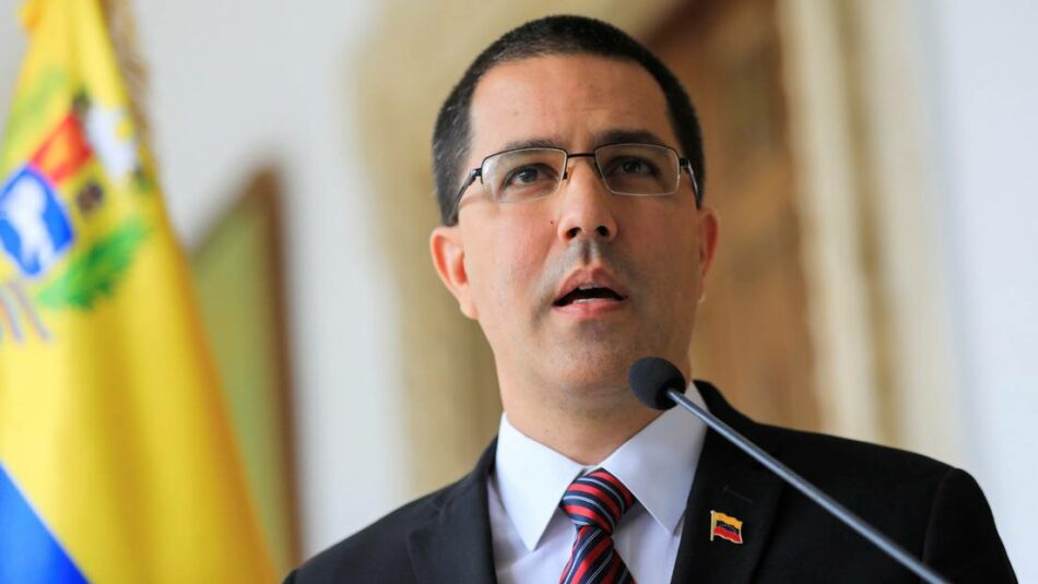 Arreaza denuncia una «nueva fase de agresiones» contra Venezuela que incluiría una amenaza de bloqueo naval
