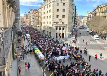 6M: ¡Dos millones de jóvenes secundan la huelga feminista y antifascista convocada por el SE y Libres y Combativas, y más de 100.000 llenan las calles en más de 40 ciudades! ¡No pasarán!