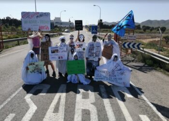 Extinction Rebellion protagoniza una acción contra la multinacional SABIC en Cartagena