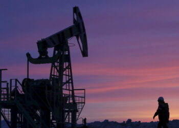 El petróleo alcanza su precio mínimo en 18 años en medio de crisis de demanda global