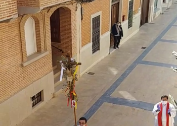 Párroco y cura se saltan la cuarentena y procesionan en plena calle durante el Domingo de Ramos, en Miguel Esteban (Toledo)
