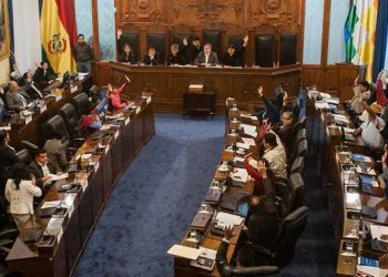 Bolivia: El gobierno de facto amenaza con cárcel a la oposición si no acepta aprobar ascensos militares