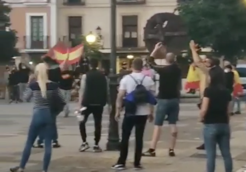 Neonazis se manifiestan en Alcalá de Henares mientras cantan «Primavera» de la División Azul
