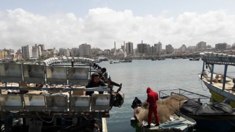 Los pescadores en Gaza, entre los ataques de Israel y el miedo a la COVID-19