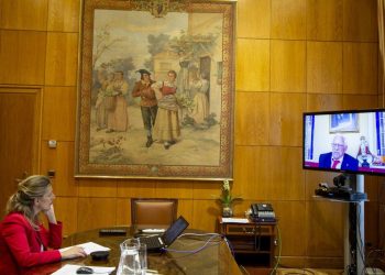 La ministra de Trabajo y Economía Social, Yolanda Díaz, se reúne con el padre Ángel para abordar una respuesta solidaria a la crisis sanitaria