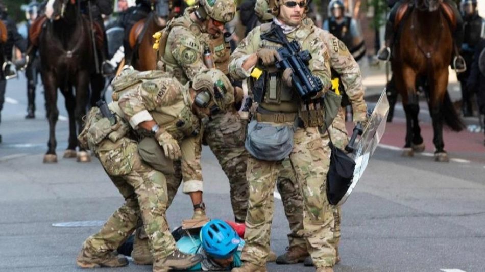 Pentágono defiende mano dura contra los manifestantes en EEUU