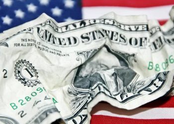 Analista estadounidense: se acerca el colapso del dólar mientras EEUU pierde sus privilegios