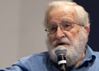 Chomsky: Capitalismo provocó alta mortalidad por COVID-19 en EEUU