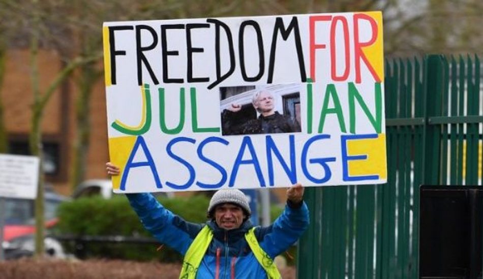 Abogados reiteran dificultades en la salud de Julian Assange