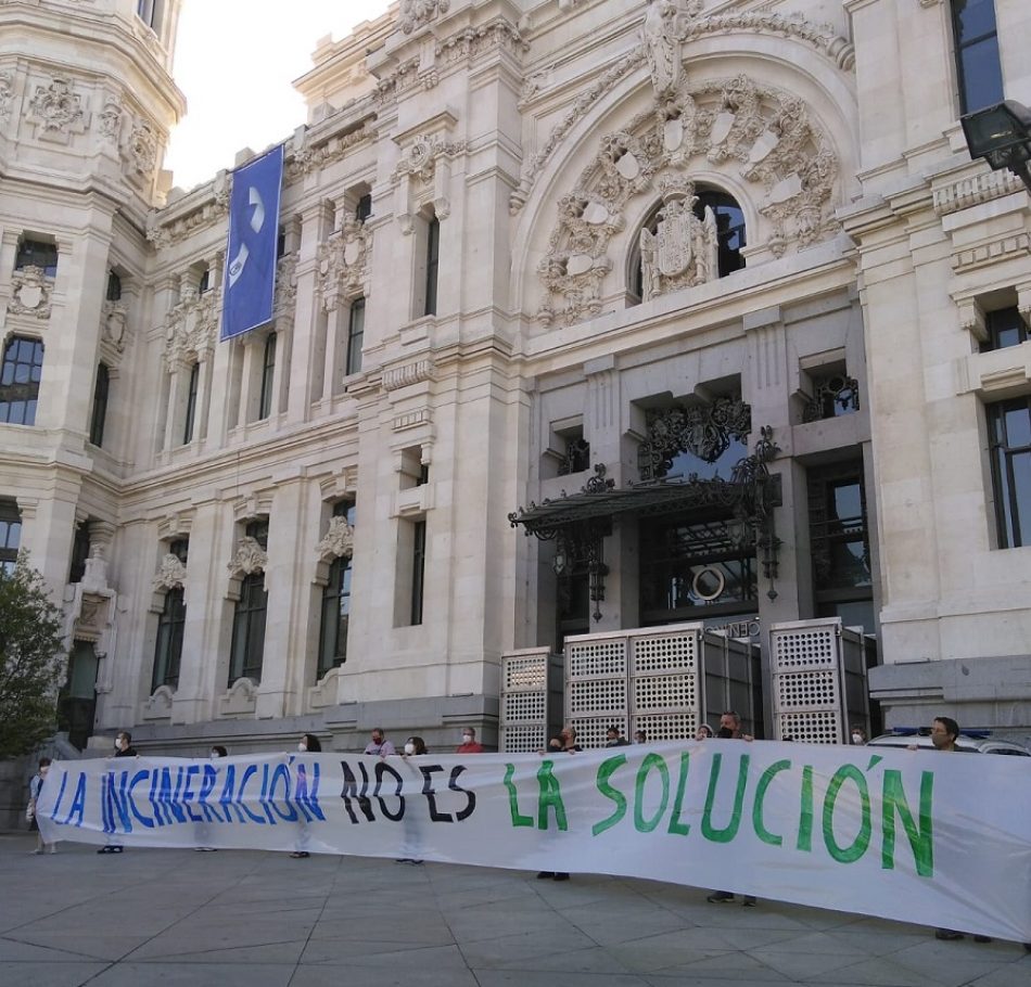 Colectivos vecinales y ecologistas piden la clausura de la incineradora de Valdemingómez ante el Ayuntamiento de Madrid