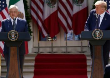 Trump bromea sobre muro fronterizo en la cena con López Obrador