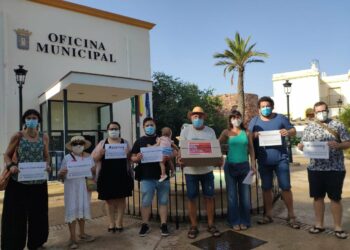 Entregan 200.000 firmas contra el proyecto del hotel en los Genoveses en Almería y en Níjar