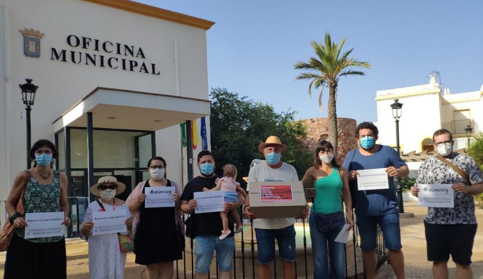 Entregan 200.000 firmas contra el proyecto del hotel en los Genoveses en Almería y en Níjar