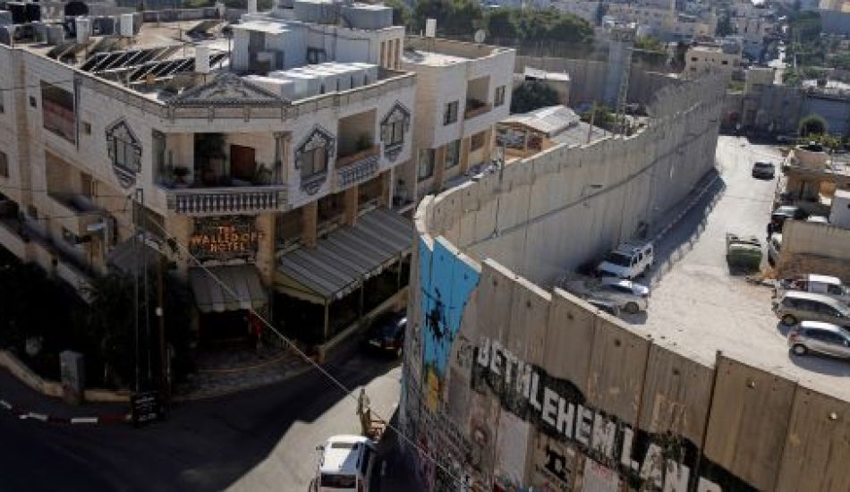 Banksy dona pinturas de la crisis de refugiados para recaudar fondos para un hospital en Palestina