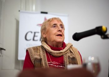 Stella Calloni: «El arma más poderosa que tiene la derecha son los medios»