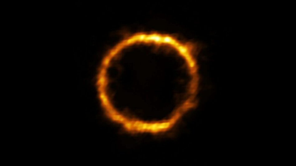 Este anillo de luz es la galaxia más lejana similar a la nuestra