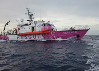 El navío de rescate Louise Michel traslada a todos sus pasajeros al Sea Watch 4 alemán